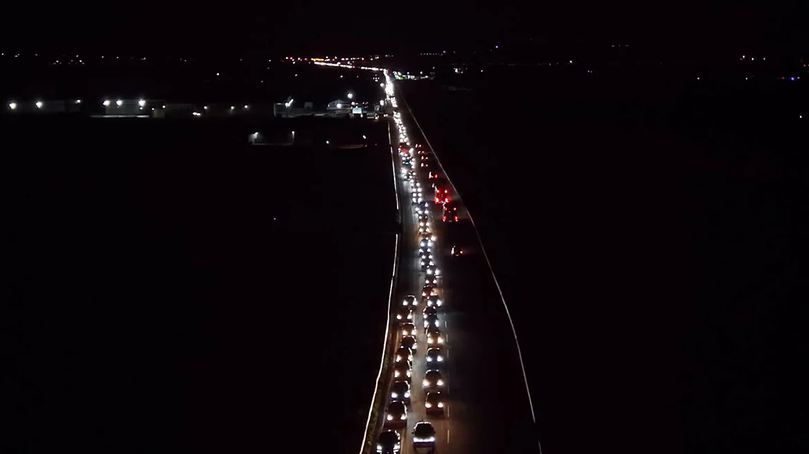 «Μαρτύριο» η επιστροφή των εκδρομέων: Ουρά 12 χιλιομέτρων πριν τη Θήβα – Δείτε φώτο