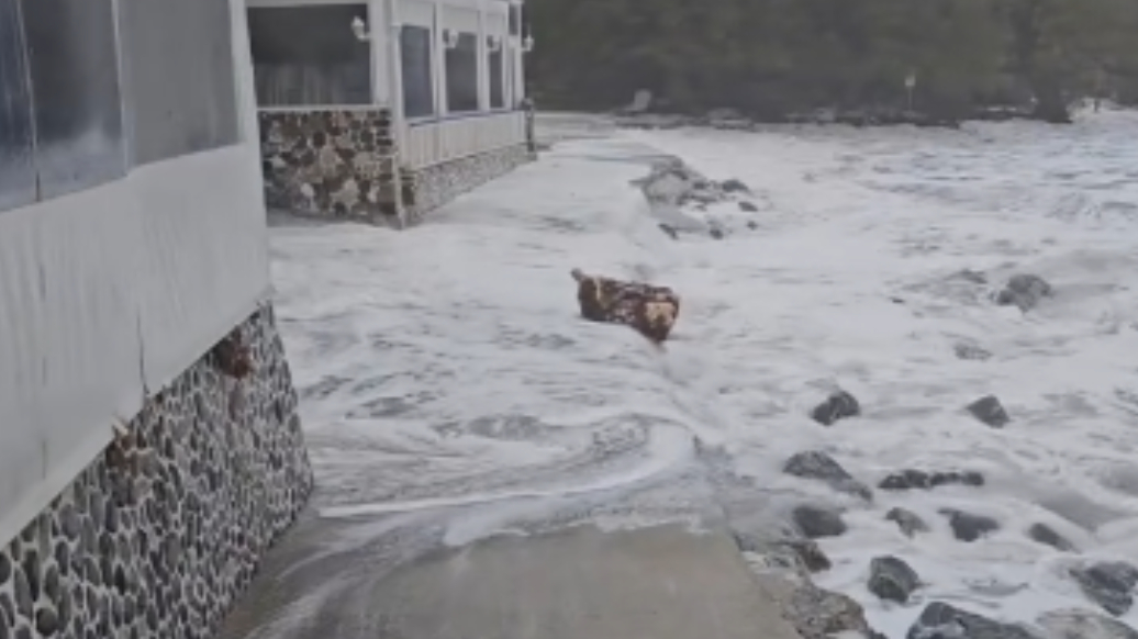 Κρήτη: Η κακοκαιρία έφερε έντονη θαλασσοταραχή στον Λέντα – Δείτε φώτο