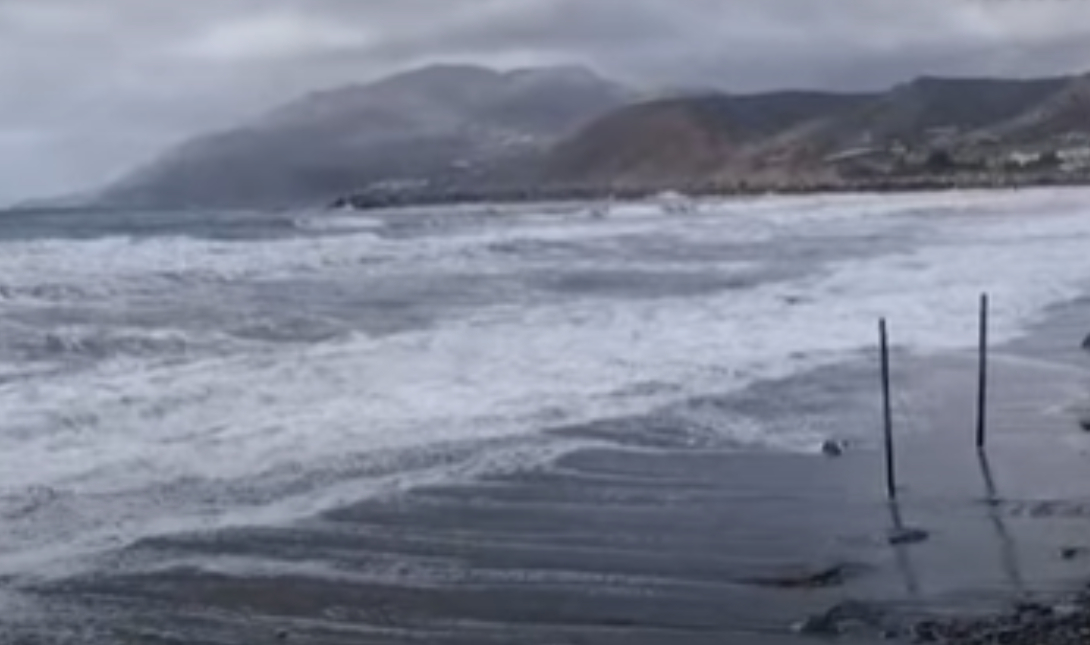 Χειμωνιάτικο σκηνικό στον κόλπο της Μεσαράς: Σανίδα και θαλάσσιο αλεξίπτωτο παρά τα μποφόρ (Βίντεο)