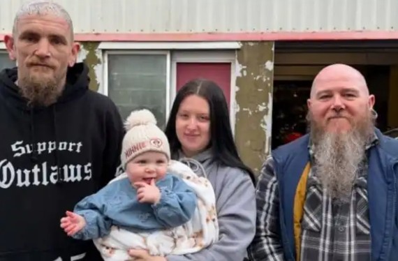 Ουαλία: Άγνωστοι με «ηρωική κάπα» έσωσαν μωρό λίγο πριν το «καταπιούν» οι φλόγες