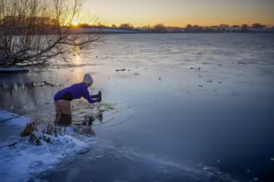 Ψύχος στο Λονδίνο – Πάγωσε η λίμνη δίπλα στα ανάκτορα του Μπάκιγχαμ