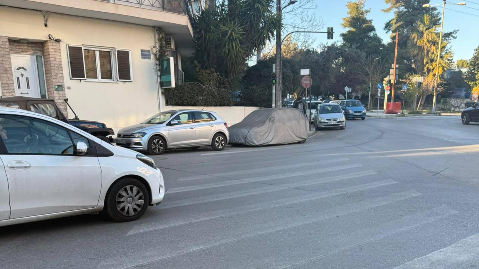 Έλληνας οδηγός τα έκανε όλα λάθος – Αυτό είναι το παρκάρισμα της χρονιάς που έγινε viral