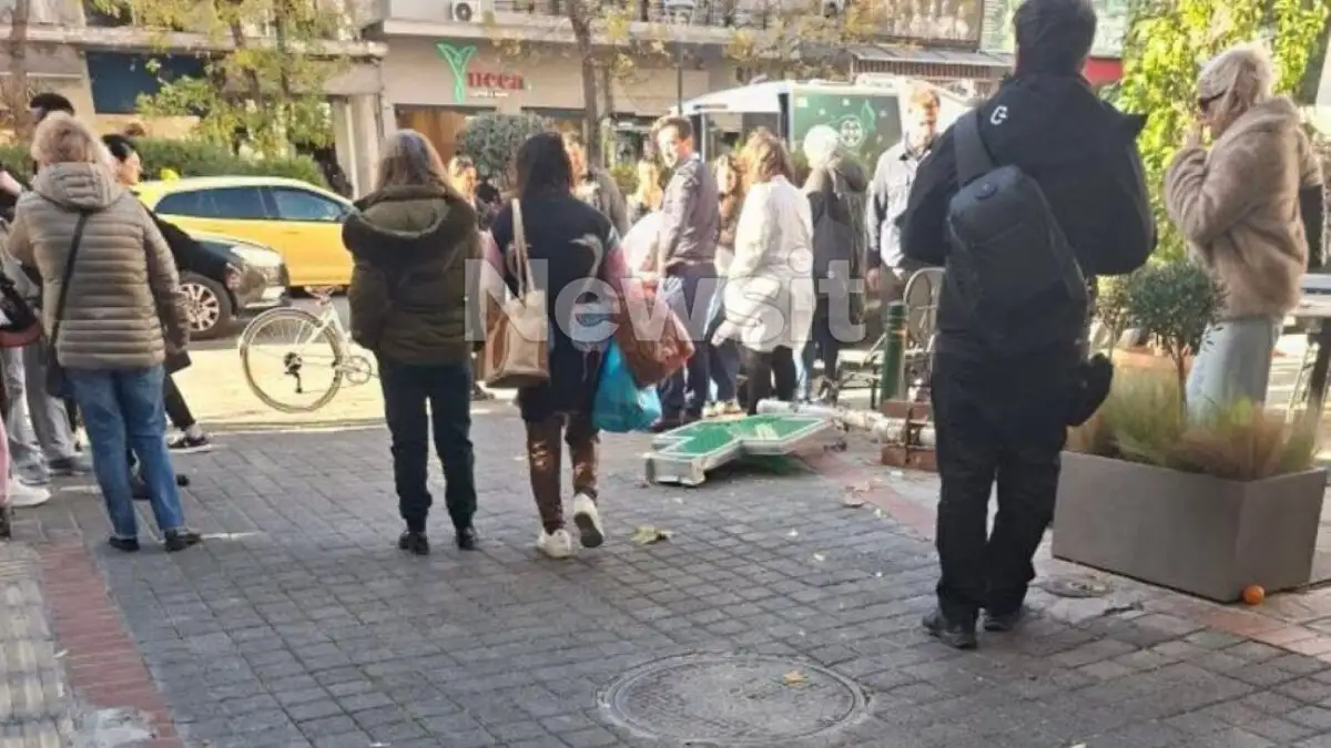 «Σταυρός» φαρμακείου έπεσε πάνω σε γυναίκα στην Πατησίων – Μεταφέρθηκε στο νοσοκομείο