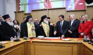 Περιφέρεια Κρήτης: Έκοψε την πρωτοχρονιάτικη βασιλόπιτα για το νέο έτος – Δείτε φωτογραφίες