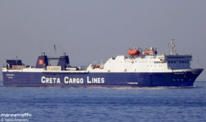 Ηράκλειο: Οι νοτιάδες κράτησαν καράβι έξω από το λιμάνι