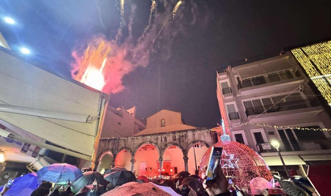 Ηράκλειο: Βροχή, πυροτεχνήματα και γιορτινή ατμόσφαιρα στην αλλαγή του χρόνου
