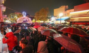 Ηράκλειο: Βροχή, πυροτεχνήματα και γιορτινή ατμόσφαιρα στην αλλαγή του χρόνου