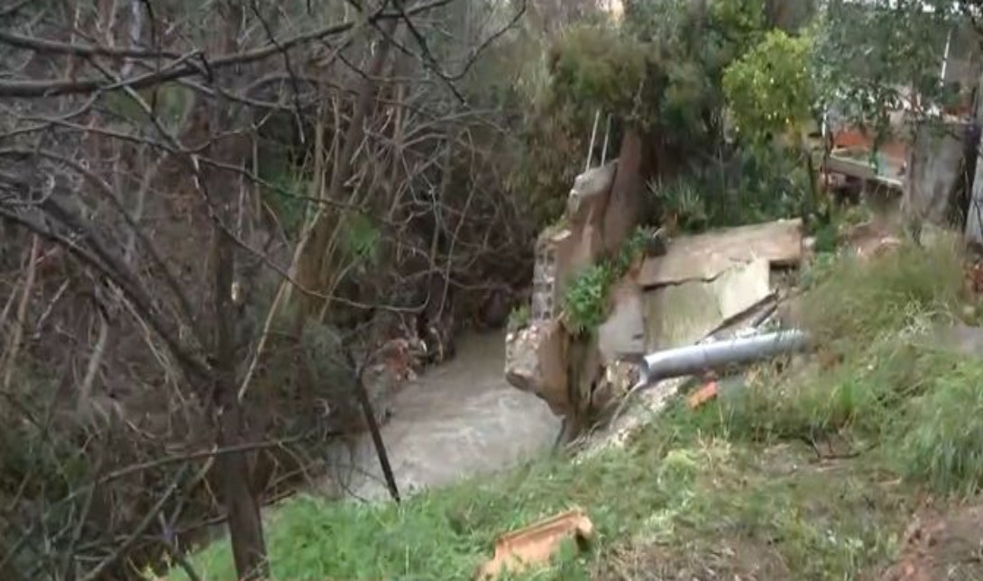 Άγιος Δημήτριος: Εκκενώθηκαν τρία σπίτια εξαιτίας της κακοκαιρίας – Δείτε το βίντεο