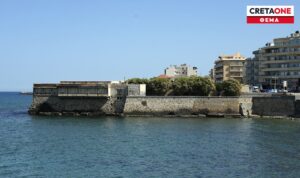 «Φαγωμένο» από τη θάλασσα το παραθαλάσσιο ενετικό τείχος στο Ηράκλειο κινδυνεύει με κατάρρευση! Ανάδοχος για το έργο διάσωσης του μνημείου