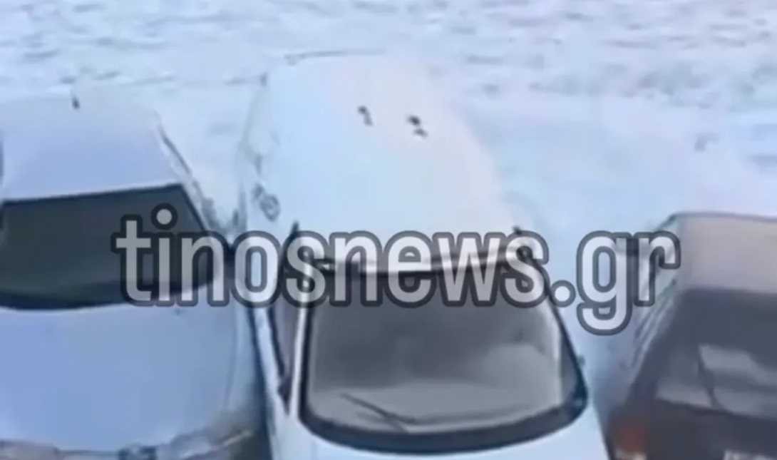 Τήνος: Η θάλασσα «σκέπασε» τον δρόμο – Τα αυτοκίνητα πέφτουν το ένα πάνω στο άλλο – Δείτε βίντεο