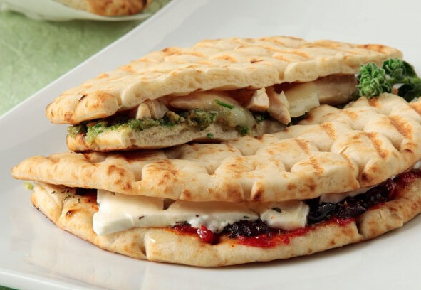 Τοστ με φιλέτο κοτόπουλου, γραβιέρα και μυρωδικά