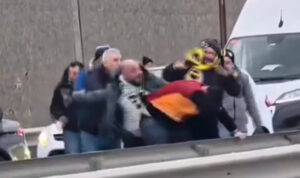 Απίστευτο σκηνικό βίας στην Τουρκία: Οπαδοί της Φενέρμπαχτσε ξυλοκόπησαν φίλο της Γαλατασαράι