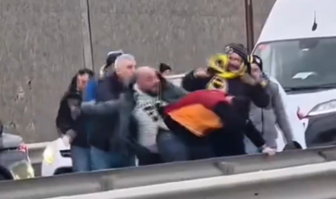 Απίστευτο σκηνικό βίας στην Τουρκία: Οπαδοί της Φενέρμπαχτσε ξυλοκόπησαν φίλο της Γαλατασαράι