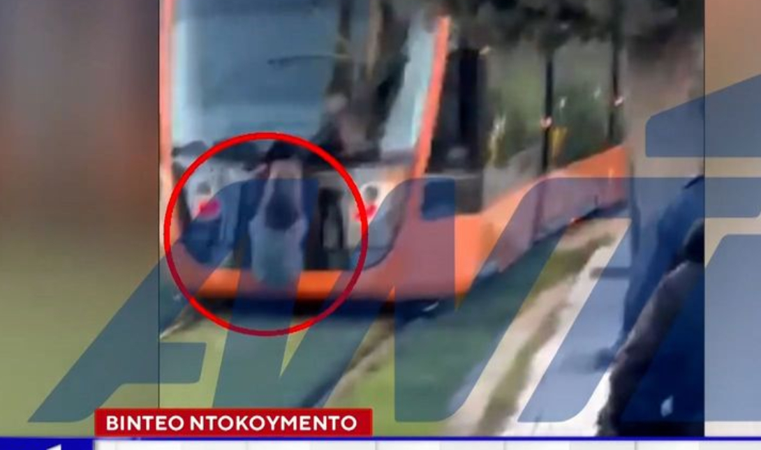 Σοκάρει το βίντεο που δείχνει ανήλικο να κρέμεται από το πίσω μέρος Τραμ όσο είναι εν κινήσει (βίντεο)