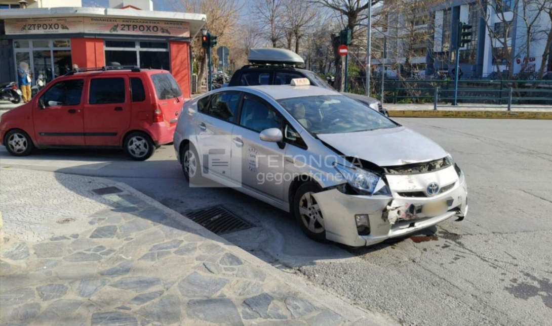 Τροχαίο ατύχημα στο Βόλο: Ταξί συγκρούστηκε με αυτοκίνητο