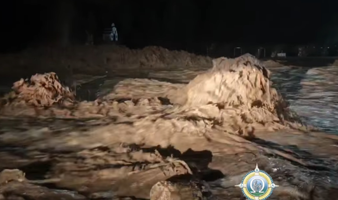 Κακοκαιρία: Οικογένεια έχει αποκλειστεί σε σπίτι στο ρέμα της Ρεβυθιάς – Δείτε εικόνες απόλυτης καταστροφής