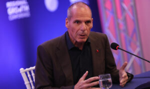 Βαρουφάκης: «Προσπαθούν να με δαιμονοποιήσουν επειδή τόλμησα να απαντήσω ειλικρινά σε νέους ανθρώπους»