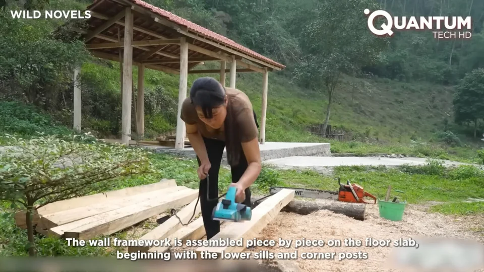 γυναίκα χτίζει μόνη της σπίτι στα βουνά