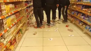 Βόλος: Πέταξαν από τα ράφια και ποδοπάτησαν μπισκότα Βιολάντα σε σούπερ μάρκετ (βίντεο)