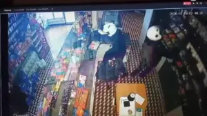 Καρέ καρέ η διάρρηξη σε κατάστημα ψιλικών στον Βόλο, άδειασαν το ταμείο σε λίγα λεπτά