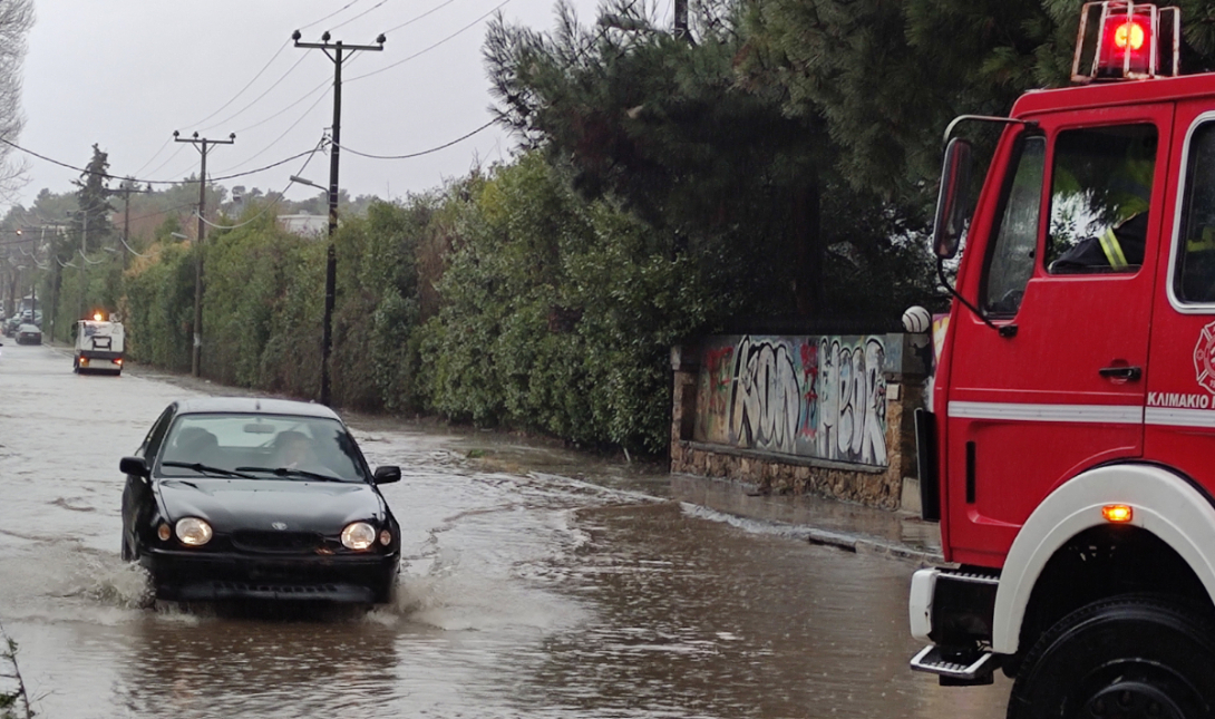 Σε εξέλιξη το κύμα κακοκαιρίας σε όλη τη χώρα: Πάνω από 600 οι κλήσεις στην Πυροσβεστική