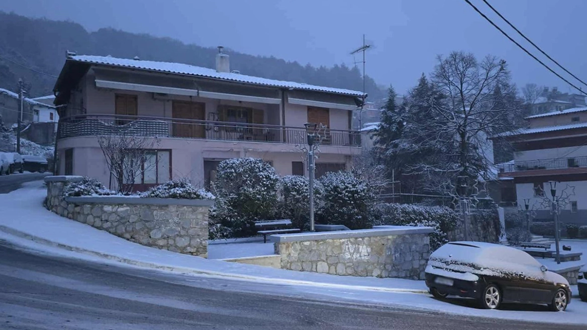 Στα «λευκά» τα ορεινά της Θεσσαλονίκης, κλειστά τα σχολεία στη Βόρεια Ελλάδα