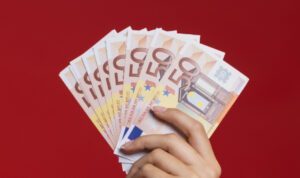 Μπαίνουν σήμερα τα επιπλέον ευρώ στους μισθούς – Ποιοι ωφελούνται περισσότερο