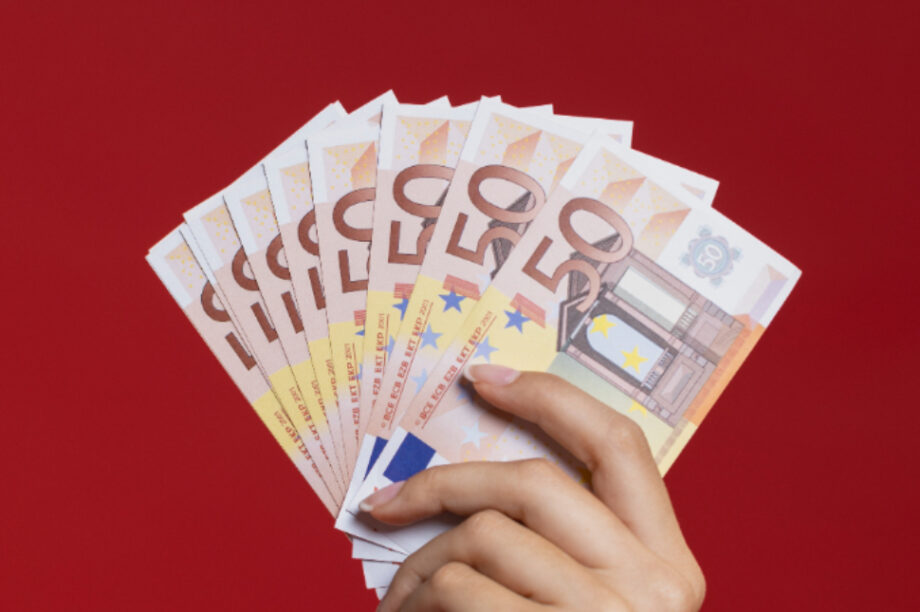 χρήματα μισθοι