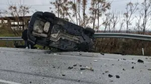Τροχαίο με δύο ΙΧ στη Νέα Καρβάλη, ένα αυτοκίνητο αναποδογύρισε και κατέληξε στις προστατευτικές μπάρες του δρόμου