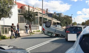 Ηράκλειο: Τροχαίο ατύχημα στην Ούλωφ Πάλμε – Αναποδογύρισε αυτοκίνητο (φωτογραφία)