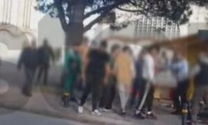 20 Ρομά ισοπέδωσαν περίπτερο και τραυμάτισαν πατέρα και γιο – Δείτε βίντεο