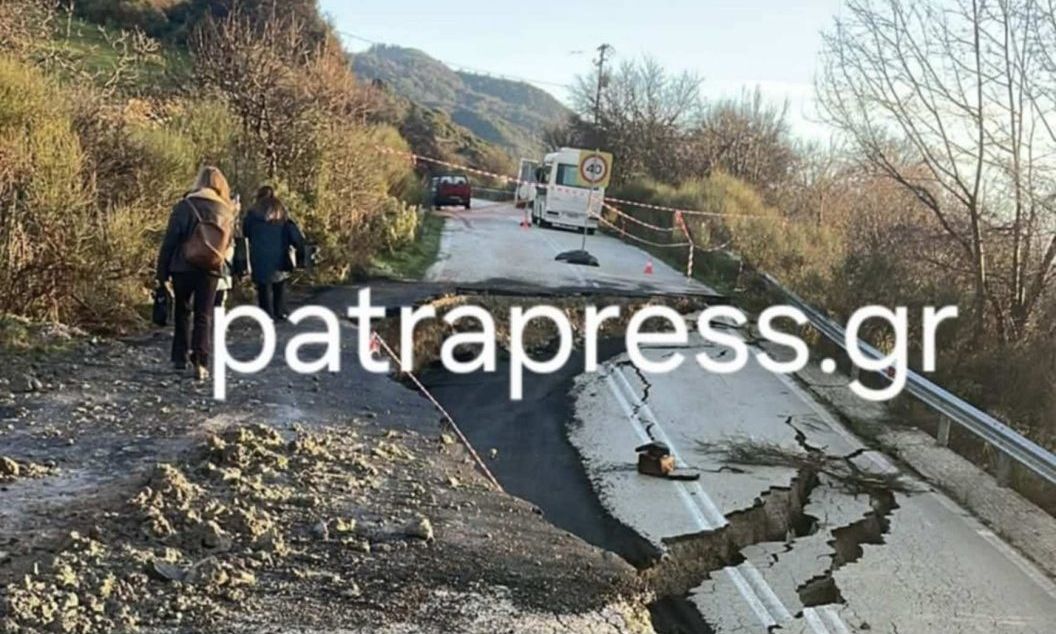 Απίστευτες εικόνες στην Πατρών-Τριπόλεως: Μαθητές και καθηγητές διασχίζουν δρόμο με καθίζηση για να πάνε σχολείο