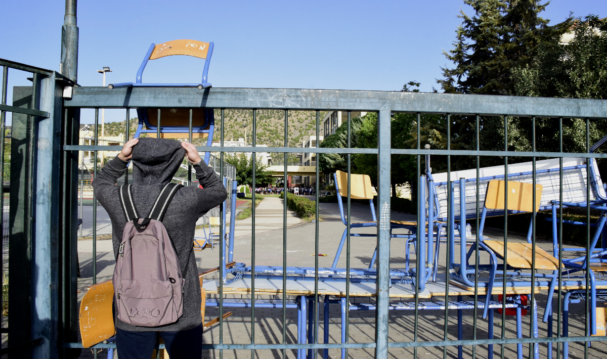 Κρήτη: Στο χορό των καταλήψεων σχολεία – Μαθητές τιμούν τα θύματα των Τεμπών