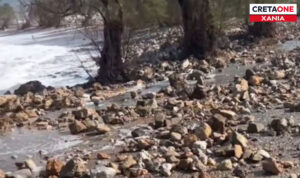 Βομβαρδισμένο τοπίο παραλία στα Χανιά: Πέτρες έχουν σκορπιστεί παντού! – Δείτε βίντεο