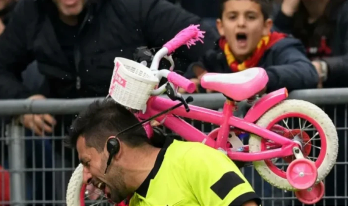 Απίστευτο: Οπαδοί πέταξαν παιδικό ποδήλατο στον διαιτητή κι έχασε τις αισθήσεις του!