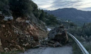 Έκλεισε δρόμος στο Λασίθι λόγω πτώσης βράχου