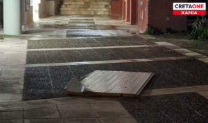 Χανιά: Ξηλώθηκε στέγαστρο στο Πολυτεχνείο από τους θυελλώδεις ανέμους – Προβλήματα και ζημιές σε κεντρικούς δρόμους της πόλης (φωτο)