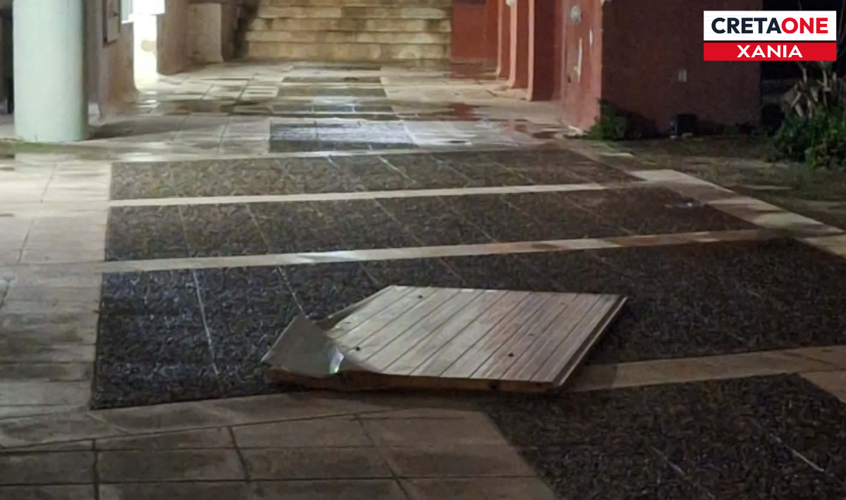 Χανιά: Ξηλώθηκε στέγαστρο στο Πολυτεχνείο από τους θυελλώδεις ανέμους – Προβλήματα και ζημιές σε κεντρικούς δρόμους της πόλης (φωτο)
