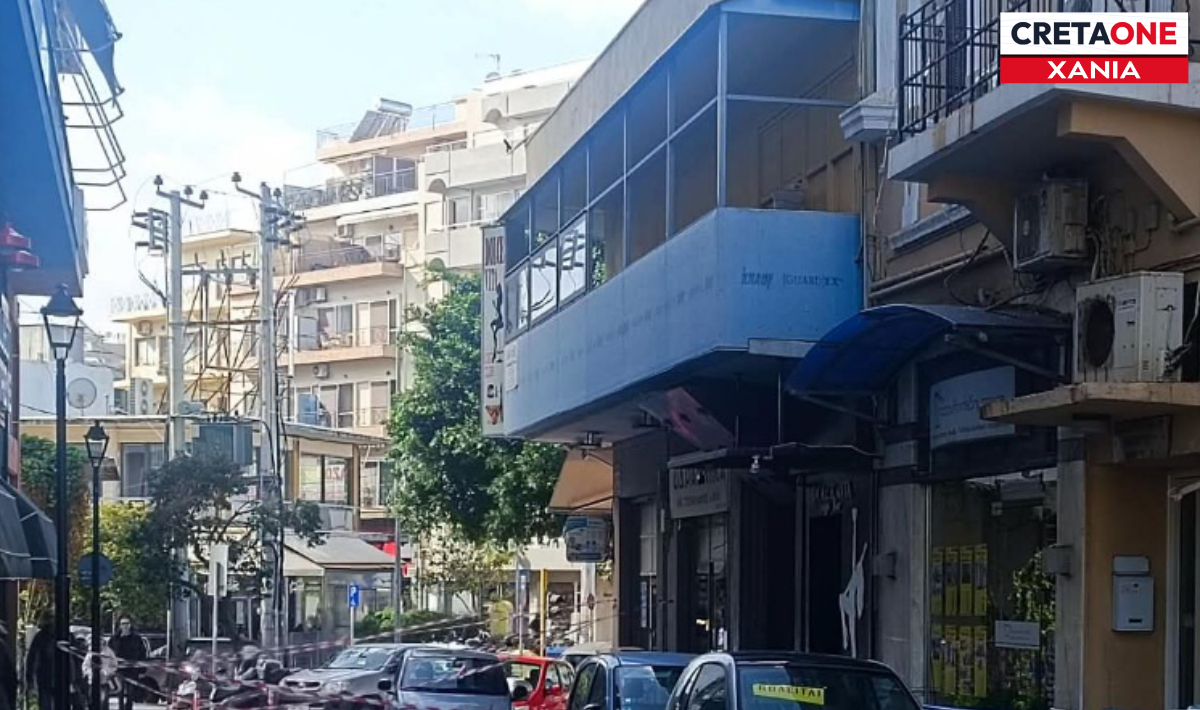 Τζάμι από μπαλκόνι έπεσε στο δρόμο στο κέντρο της πόλης των Χανιών – Αποκλεισμένη η περιοχή (φωτογραφίες)