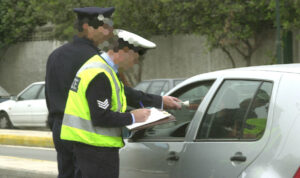 Επιτήδειοι περνούν έναντι αμοιβής τα οχήματα μεθυσμένων από τα μπλόκα της Τροχαίας!