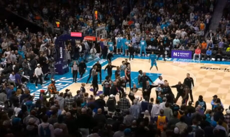 ΝΒΑ: Άγριο ξύλο στον αγώνα των Χόρνετς με τους Πίστονς (βίντεο)