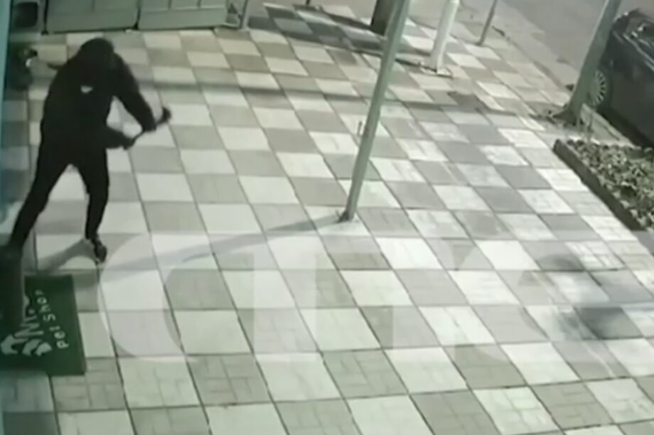 Βόλος: Καρέ καρέ η δράση διαρρηκτών που ρήμαξαν σπίτια και καταστήματα (βίντεο)