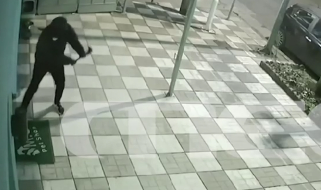 Βόλος: Καρέ καρέ η δράση διαρρηκτών που ρήμαξαν σπίτια και καταστήματα (βίντεο)