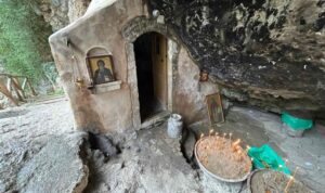 Ρέθυμνο: Το εντυπωσιακό εκκλησάκι του Αγίου Αντωνίου που βρίσκεται μέσα σε ένα μοναδικό φυσικό τοπίο (βίντεο)