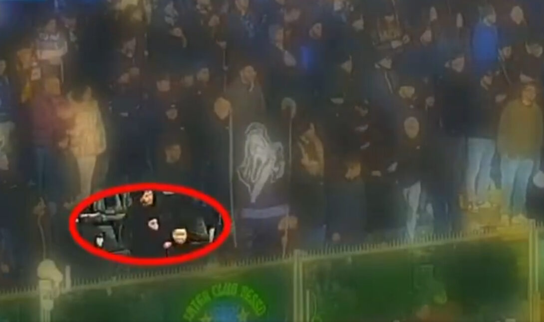 Ανεγκέφαλος πετά κροτίδα σε αγώνα στον αγωνιστικό χώρο την ώρα του αγώνα! (βίντεο)