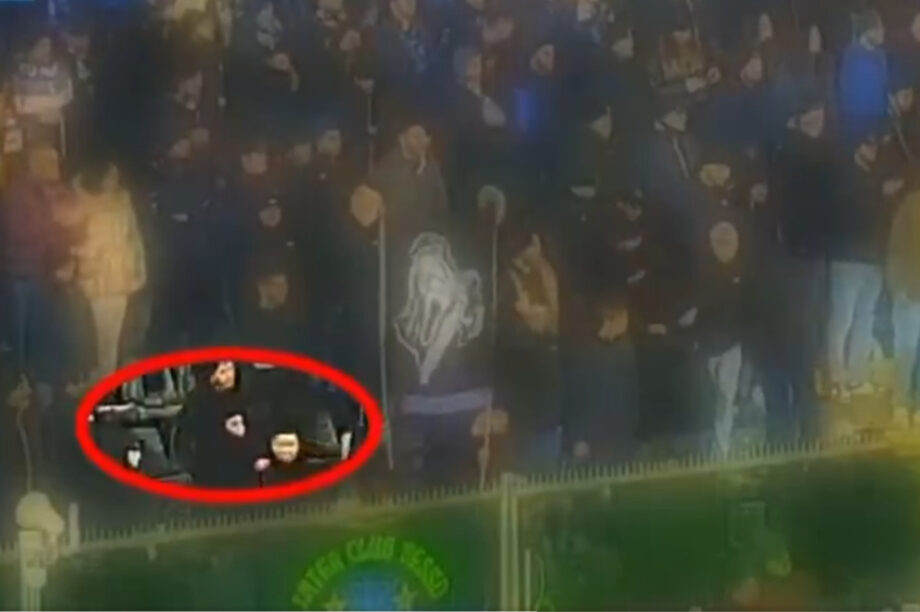 Ανεγκέφαλος πετά κροτίδα σε αγώνα στον αγωνιστικό χώρο την ώρα του αγώνα! (βίντεο)