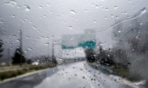 Καιρός: Επιμένει η κακοκαιρία στην Κρήτη – Βροχές και καταιγίδες αύριο 2/2 στο νησί