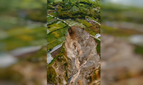 Ινδονησία: Τρομακτική καταβόθρα «καταπίνει» αγροτικές εκτάσεις (βίντεο)