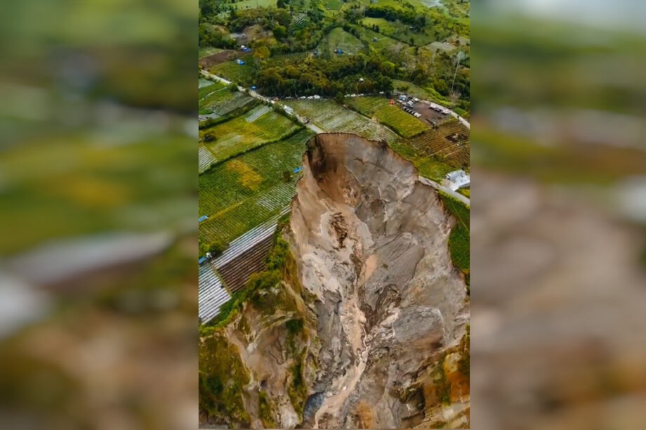 Ινδονησία: Τρομακτική καταβόθρα «καταπίνει» αγροτικές εκτάσεις (βίντεο)