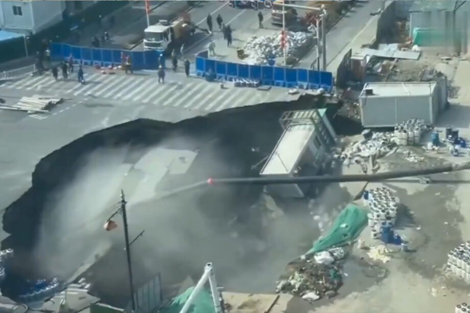 Κίνα: Συγκλονιστικό βίντεο με καταβόθρα να «καταπίνει» δρόμο και να σκορπά πανικό!